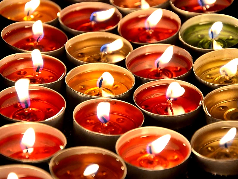 راهنمای جامع انواع شمع معطر، دکوری و وارمر: انتخاب بهترین شمع برای فضای شما